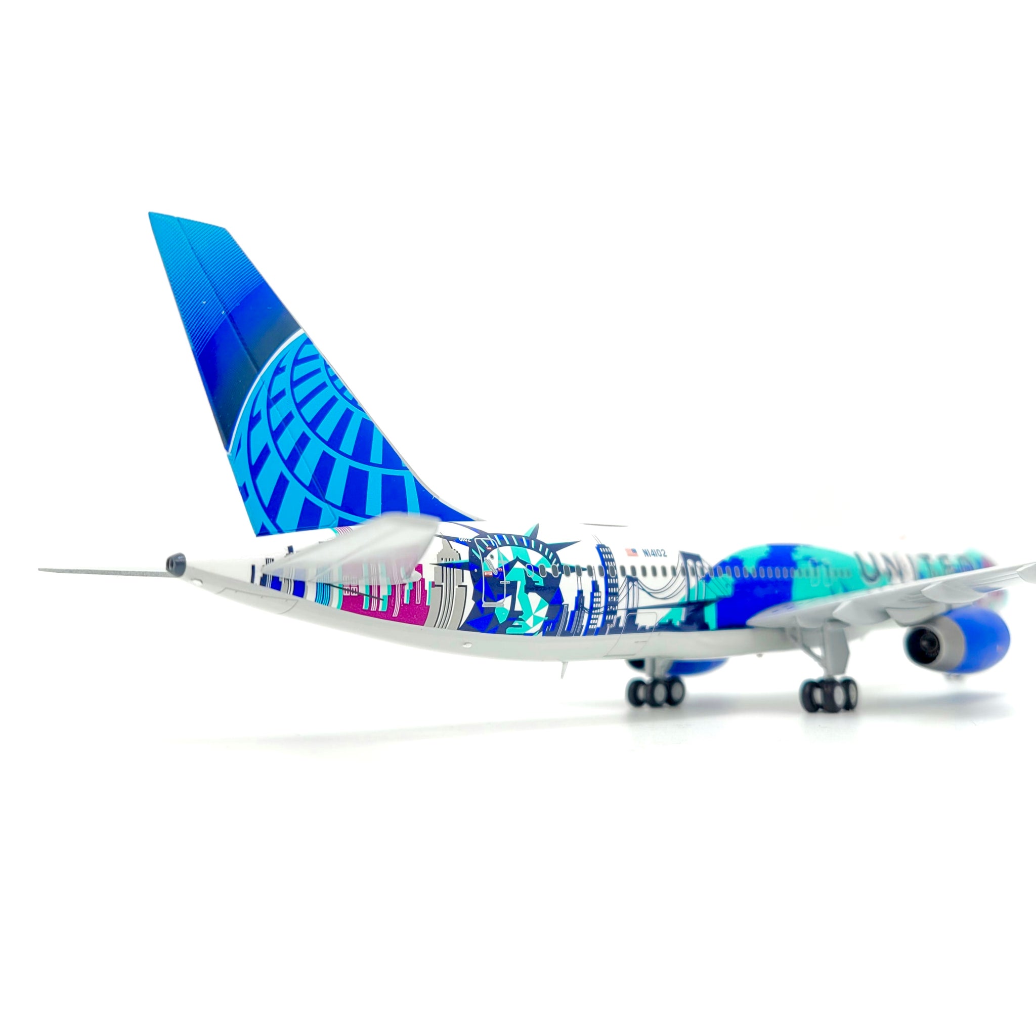 1/200 United Airlines Boeing 757-200 “Her Art Here — New York / New Jersey”  (N14102)